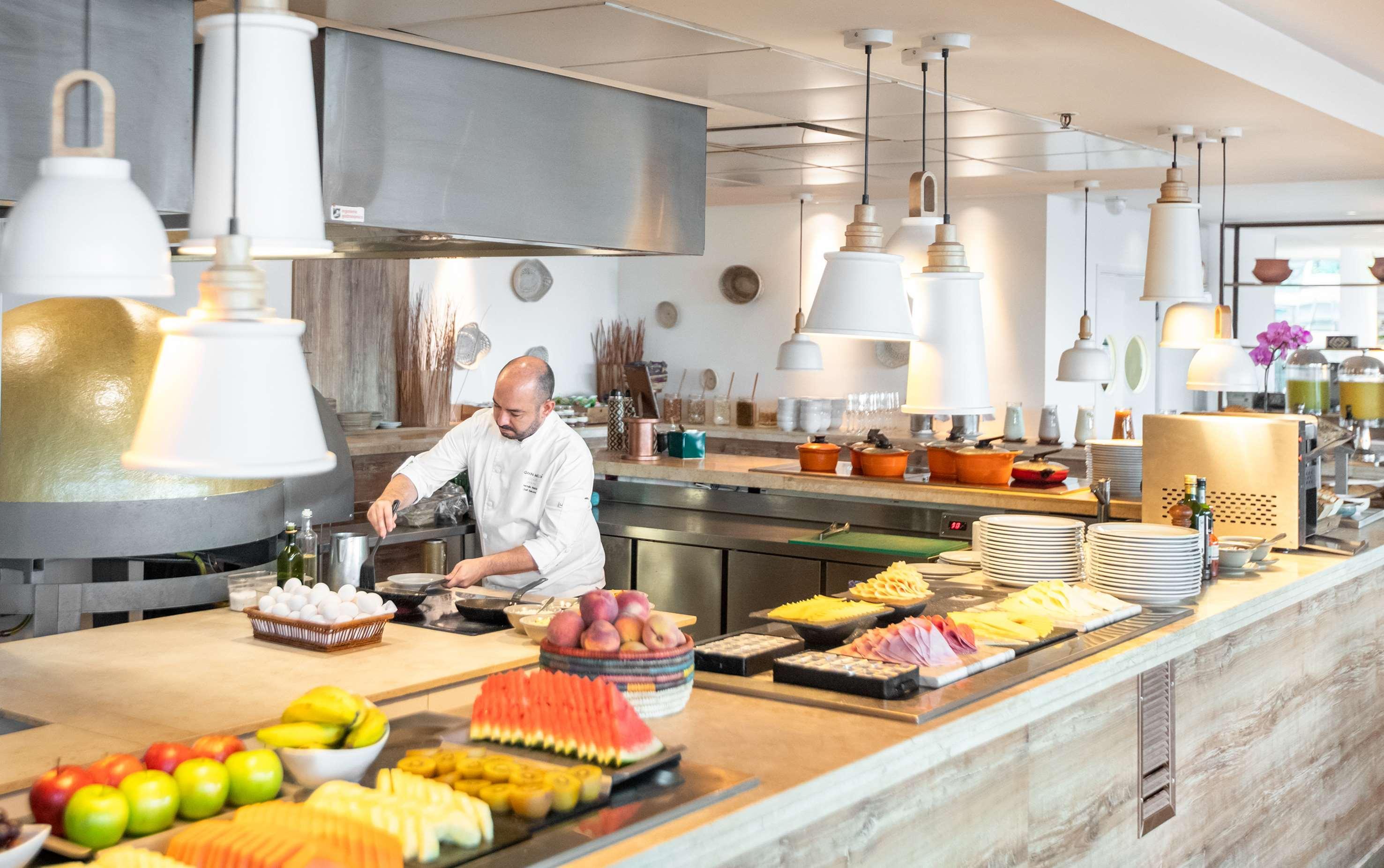 מלון פוארטו איגואסו Gran Melia Iguazu מראה חיצוני תמונה A buffet at a hotel