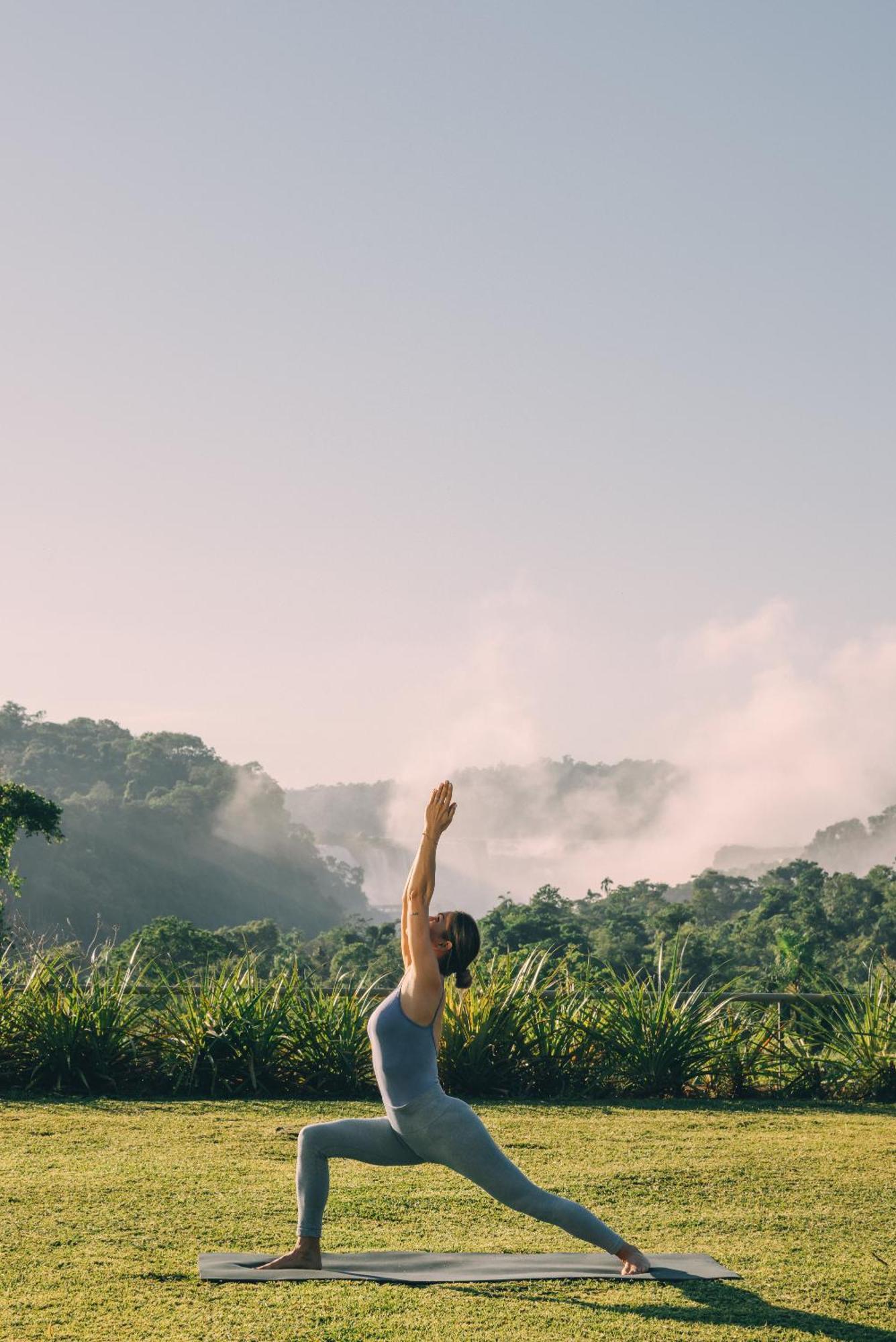 מלון פוארטו איגואסו Gran Melia Iguazu מראה חיצוני תמונה A man practicing yoga in the mountains