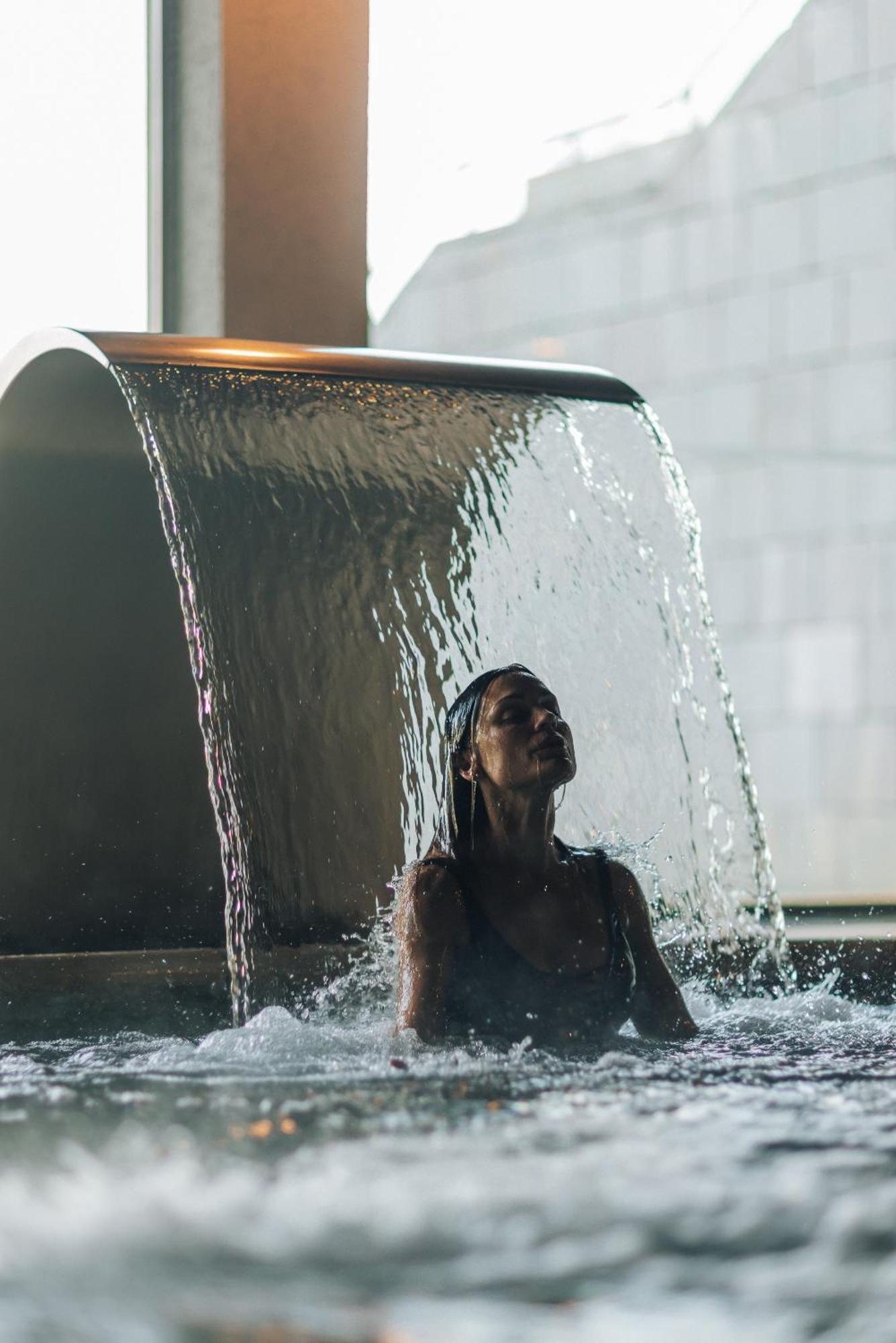 מלון פוארטו איגואסו Gran Melia Iguazu מראה חיצוני תמונה A woman under a shower